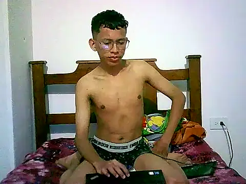 Snapshot of tokomoil chatting on 10-23-25, 02:16 tokomoil online show from 10-23-25, 02:16