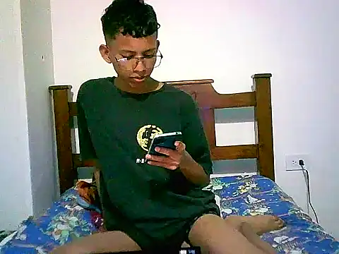 Snapshot of tokomoil chatting on 10-22-25, 07:35 tokomoil online show from 10-22-25, 07:35