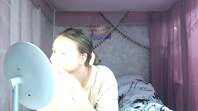 leila bambi  online show from 11-23-25, 12:48