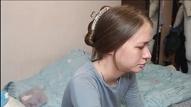 leila bambi  online show from 02-19-25, 02:12