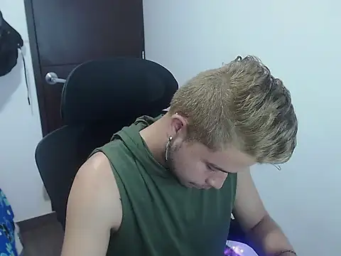 Snapshot of JOHANLEON1 chatting on 10-10-25, 03:46 JOHANLEON1 online show from 10-10-25, 03:46