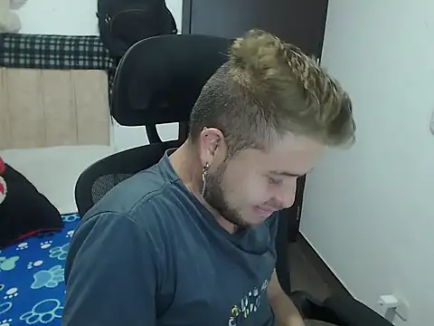 Snapshot of JOHANLEON1 chatting on 10-21-25, 05:34 JOHANLEON1 online show from 10-21-25, 05:34