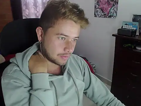 Snapshot of JOHANLEON1 chatting on 10-29-25, 02:16 JOHANLEON1 online show from 10-29-25, 02:16