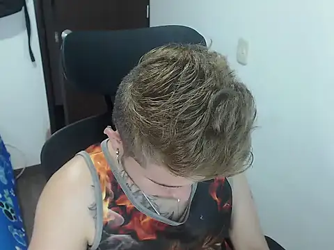 Snapshot of JOHANLEON1 chatting on 10-22-25, 12:37 JOHANLEON1 online show from 10-22-25, 12:37