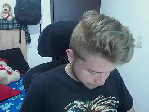 Snapshot of JOHANLEON1 chatting on 10-03-25, 02:40 JOHANLEON1 online show from 10-03-25, 02:40