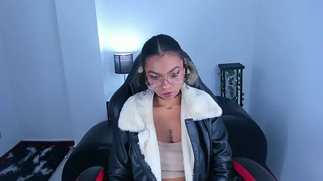 Snapshot of stacie__rouse chatting on 02-19-25, 07:39 stacie rouse online show from 02-19-25, 07:39