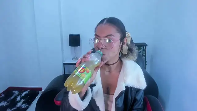 Snapshot of stacie__rouse chatting on 02-19-25, 04:34 stacie rouse online show from 02-19-25, 04:34