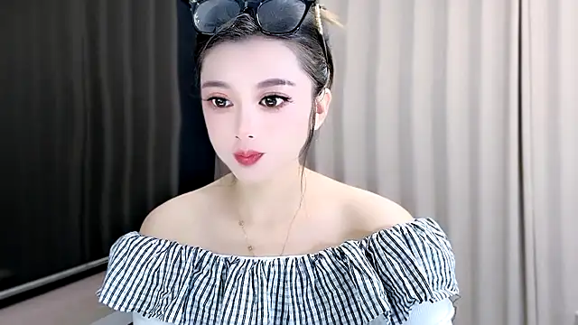 Snapshot of VIWVI chatting on 09-17-25, 04:03 VIWVI online show from 09-17-25, 04:03