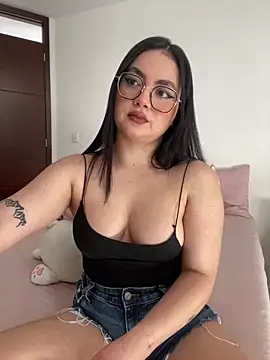 Snapshot of montmariana chatting on 06-19-26, 06:36 montmariana online show from 06-19-26, 06:36