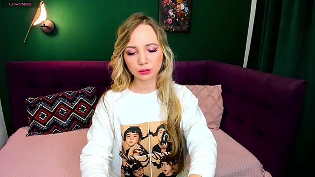 EvaMoran online show from 11-10-25, 01:43