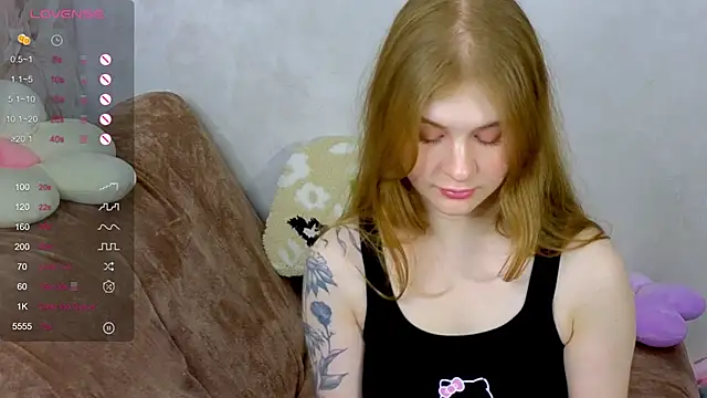 Snapshot of TrissMerigold9 chatting on 10-06-25, 07:14 TrissMerigold9 online show from 10-06-25, 07:14