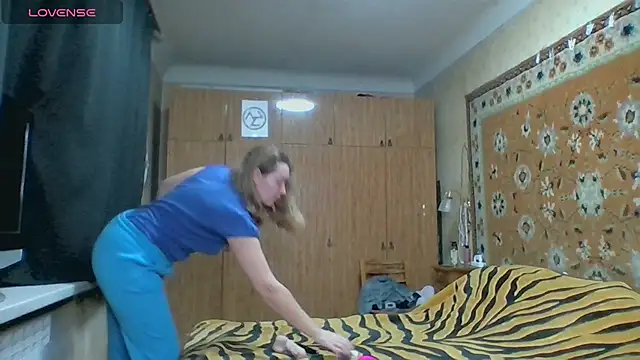 AnnaXLovers online show from 10-28-25, 03:22