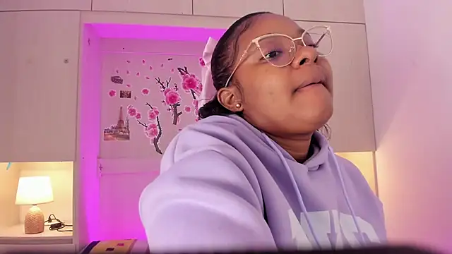 Snapshot of tamaraa_smiith chatting on 11-28-25, 08:09 tamaraa smiith online show from 11-28-25, 08:09