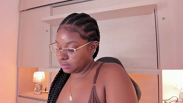 Snapshot of tamaraa_smiith chatting on 10-16-25, 07:55 tamaraa smiith online show from 10-16-25, 07:55