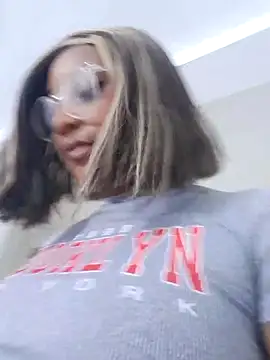 Adelehottman online show from 11-25-25, 12:16