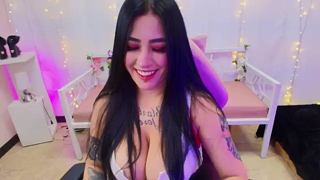 chica Hetfield online show from 02-15-25, 03:17