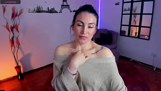 Snapshot of Elizabeth_taylor_b chatting on 03-18-25, 09:21 Elizabeth taylor b online show from 03-18-25, 09:21