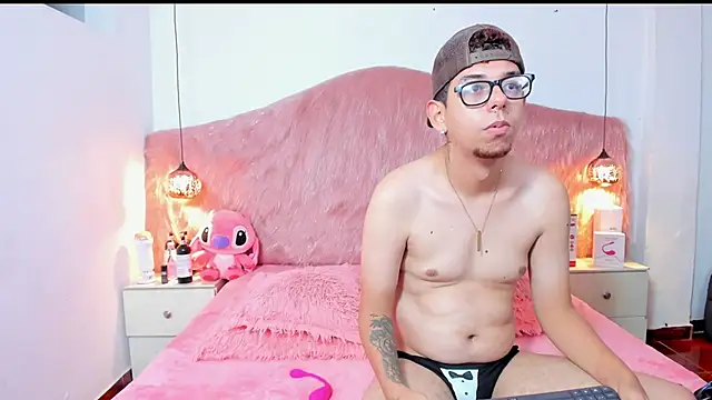 Derek and Skarlet online show from 11-10-25, 06:57