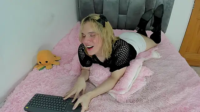 Snapshot of _Little_angel69 chatting on 02-28-25, 04:53  Little angel69 online show from 02-28-25, 04:53