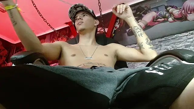 Snapshot of FrannBoy chatting on 02-05-25, 07:53 FrannBoy online show from 02-05-25, 07:53