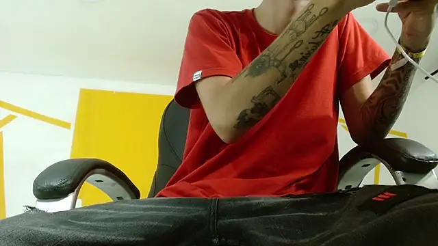 Snapshot of FrannBoy chatting on 02-28-25, 06:31 FrannBoy online show from 02-28-25, 06:31