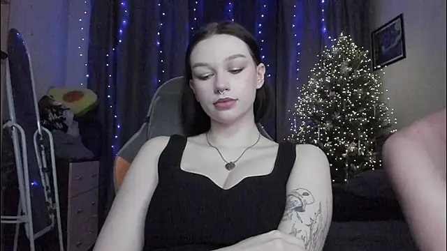 Snapshot of Emmy_m00n chatting on 12-19-24, 02:34 Emmy m00n online show from 12-19-24, 02:34