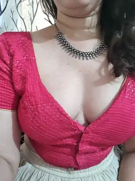 Snapshot of Brown_Maxi chatting on 03-15-25, 08:48 Brown Maxi online show from 03-15-25, 08:48