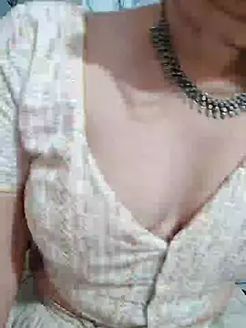 Snapshot of Brown_Maxi chatting on 01-15-25, 03:39 Brown Maxi online show from 01-15-25, 03:39