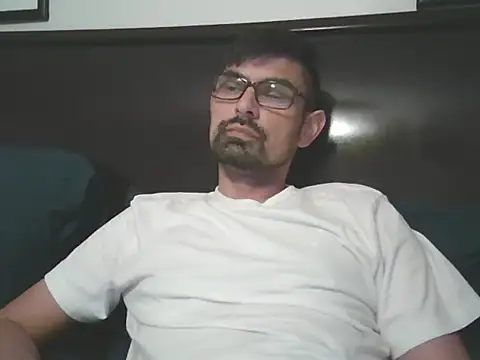 Snapshot of spence204011 chatting on 12-21-25, 01:52 spence204011 online show from 12-21-25, 01:52