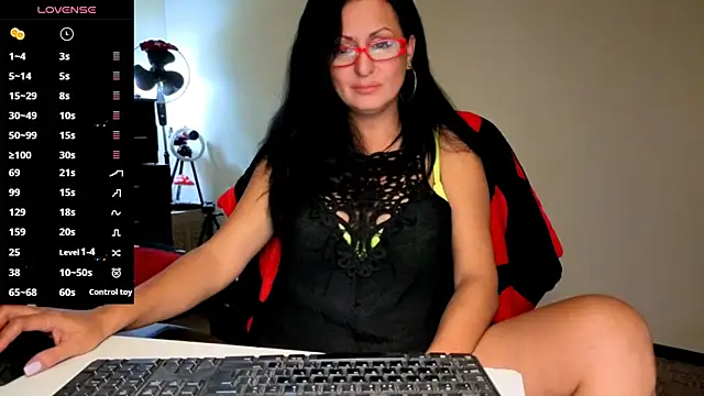 Snapshot of YourDreamLoverr chatting on 10-25-25, 10:32 YourDreamLoverr online show from 10-25-25, 10:32