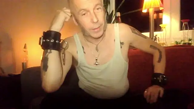 Snapshot of SHARPSkinhead chatting on 10-24-25, 10:42 SHARPSkinhead online show from 10-24-25, 10:42