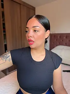 Sara LipsX online show from 06-19-26, 10:25