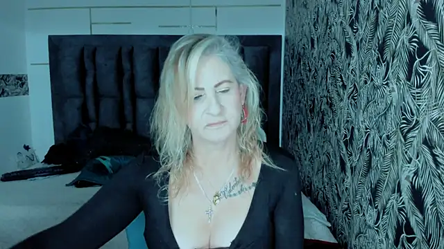 Snapshot of ScarletHoot_ chatting on 09-24-25, 12:11 ScarletHoot  online show from 09-24-25, 12:11