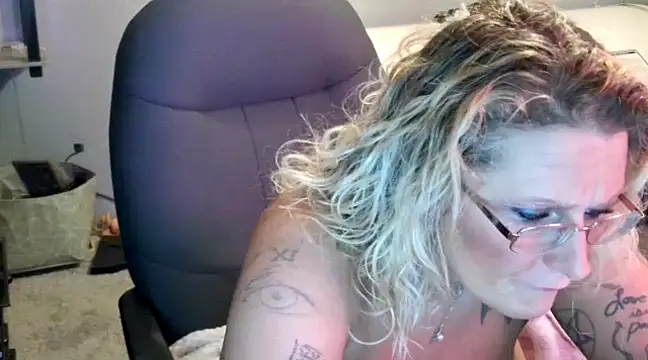 Snapshot of Lisalovely6981 chatting on 01-22-25, 12:27 Lisalovely6981 online show from 01-22-25, 12:27