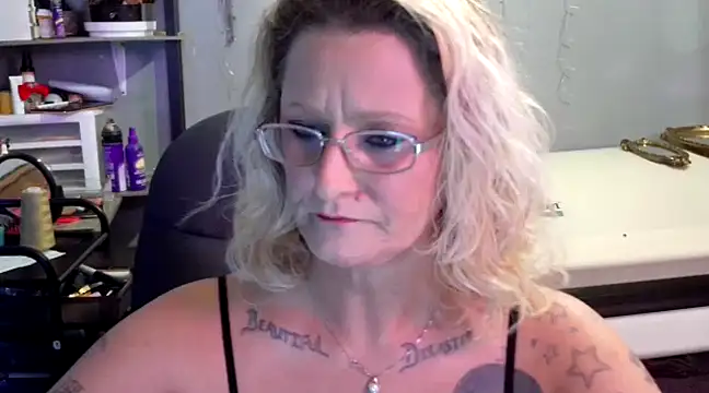 Snapshot of Lisalovely6981 chatting on 01-24-25, 06:04 Lisalovely6981 online show from 01-24-25, 06:04