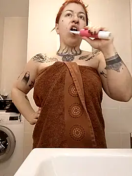 divine eve online show from 10-31-25, 03:19