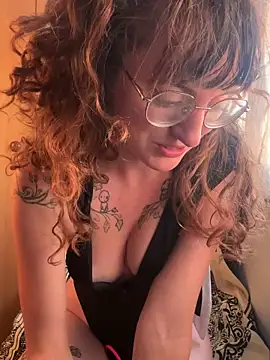 Snapshot of _foxygirl_ chatting on 06-15-26, 06:18 foxygirl online show from 06-15-26, 06:18