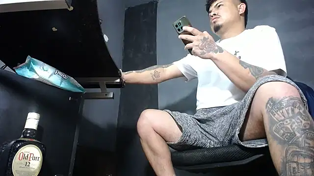 Snapshot of DickMasterfindom chatting on 10-11-25, 02:12 DickMasterfindom online show from 10-11-25, 02:12