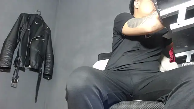 Snapshot of DickMasterfindom chatting on 03-20-25, 01:13 DickMasterfindom online show from 03-20-25, 01:13