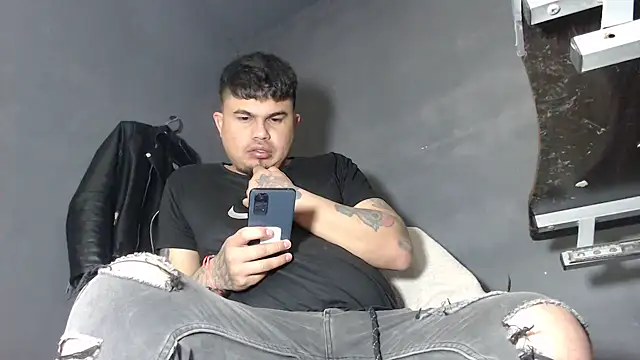 Snapshot of DickMasterfindom chatting on 03-12-25, 03:57 DickMasterfindom online show from 03-12-25, 03:57