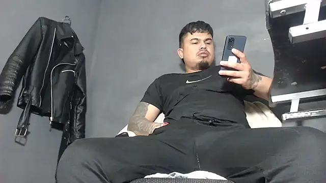 Snapshot of DickMasterfindom chatting on 03-15-25, 04:13 DickMasterfindom online show from 03-15-25, 04:13