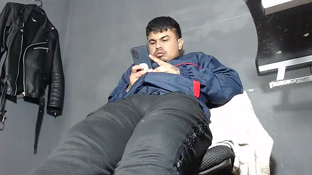 Snapshot of DickMasterfindom chatting on 03-20-25, 04:18 DickMasterfindom online show from 03-20-25, 04:18
