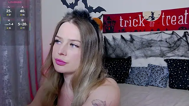 Snapshot of TamarraFox chatting on 10-24-25, 10:09 TamarraFox online show from 10-24-25, 10:09