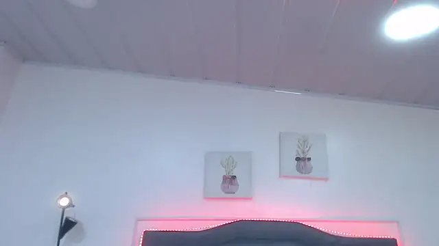 Snapshot of candy_lux_ chatting on 10-18-25, 07:05 candy lux  online show from 10-18-25, 07:05