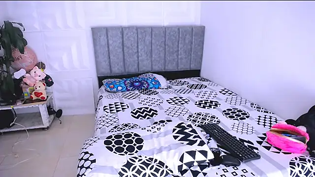 Snapshot of nataly_red chatting on 02-25-25, 05:19 nataly red online show from 02-25-25, 05:19