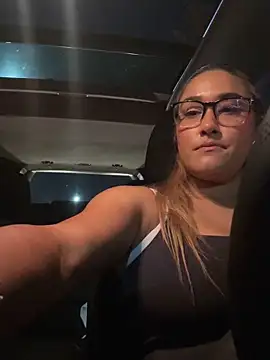 Snapshot of DarianaGuzz chatting on 10-21-25, 01:38 DarianaGuzz online show from 10-21-25, 01:38