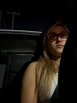 Snapshot of DarianaGuzz chatting on 10-25-25, 12:54 DarianaGuzz online show from 10-25-25, 12:54