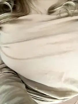 Snapshot of DarianaGuzz chatting on 11-05-25, 11:19 DarianaGuzz online show from 11-05-25, 11:19