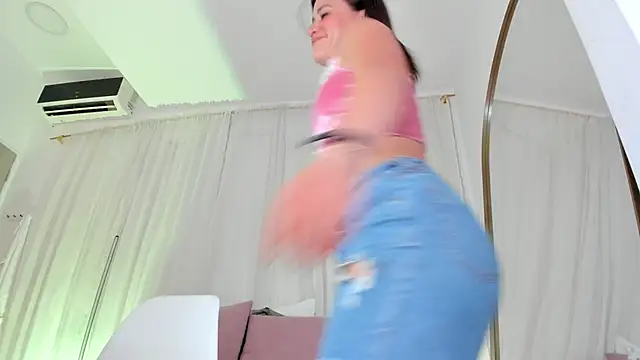 Petite Lucie online show from 11-05-25, 07:06