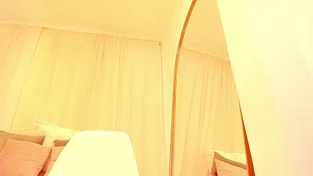 Petite Lucie online show from 10-10-25, 07:04